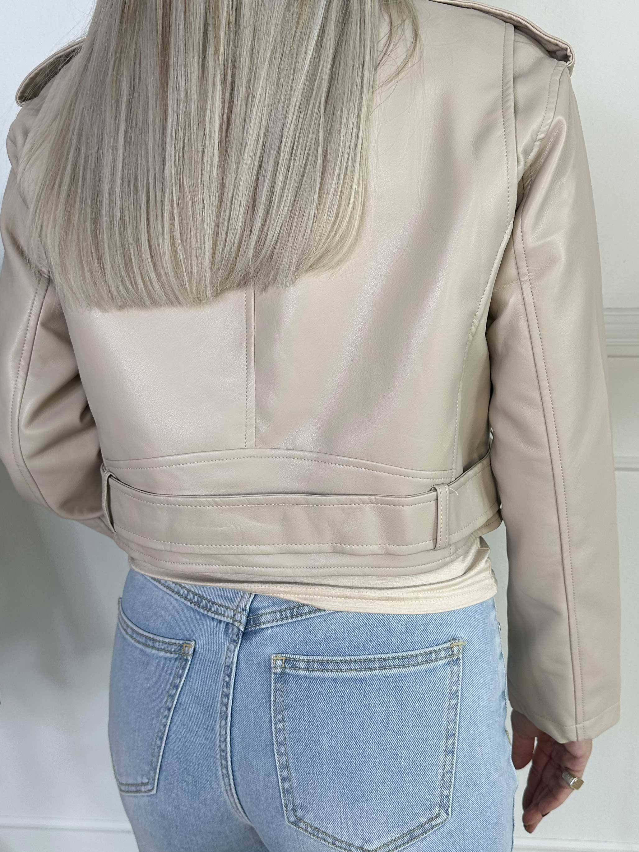 Ellis - Jacka i läderlook med bälte och dragkedja